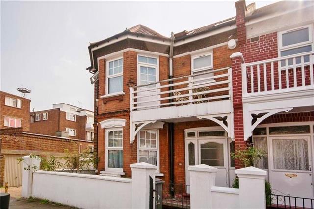  Image of 3 bedroom Apartment to rent in Gladstone Park Gardens London NW2 at Gladstone Park Gardens, London, NW2